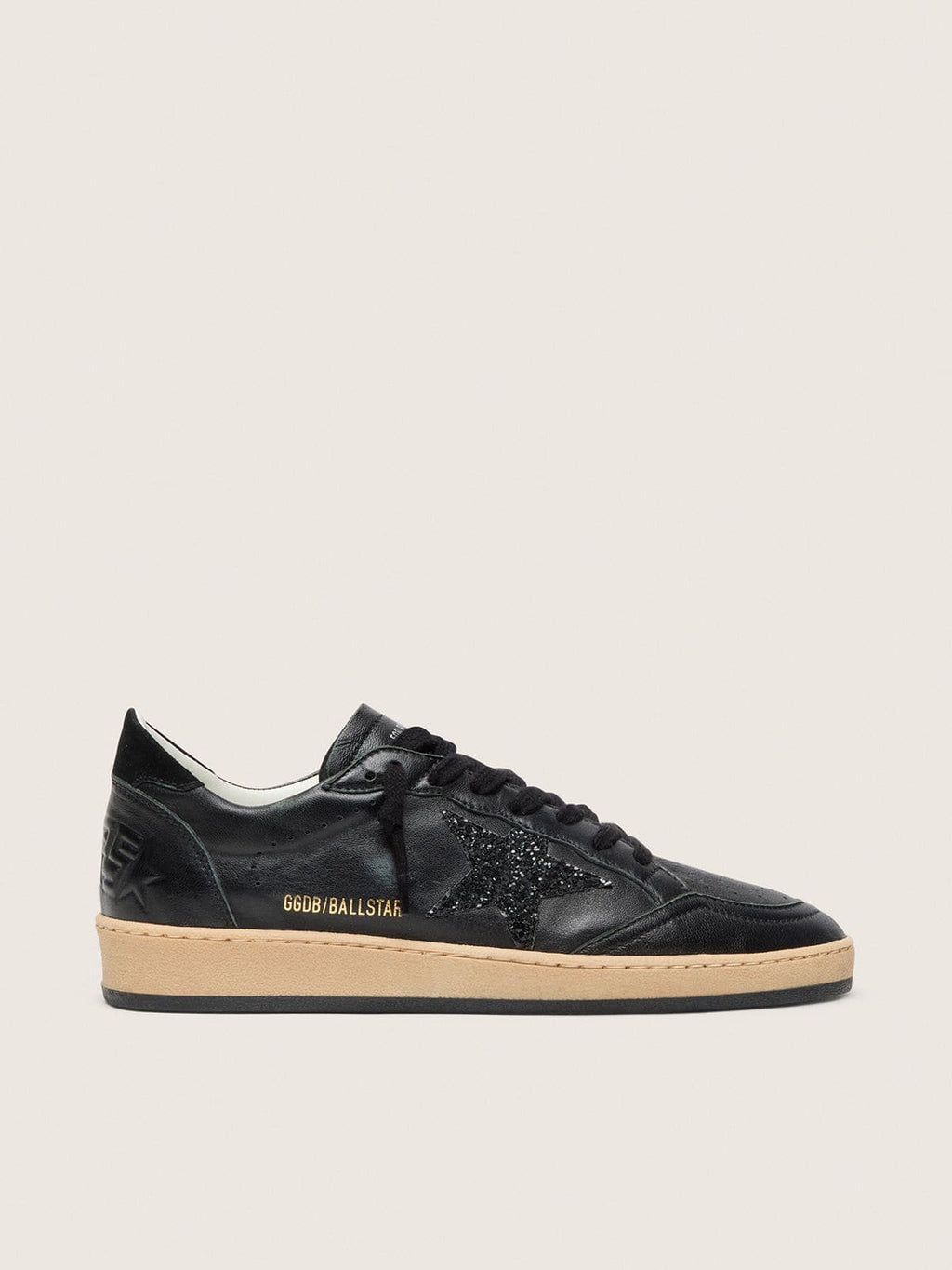 Golden Goose Ball Star Donna in Nappa Nera con Stella in Glitter Neri e Talloncino in Suede
