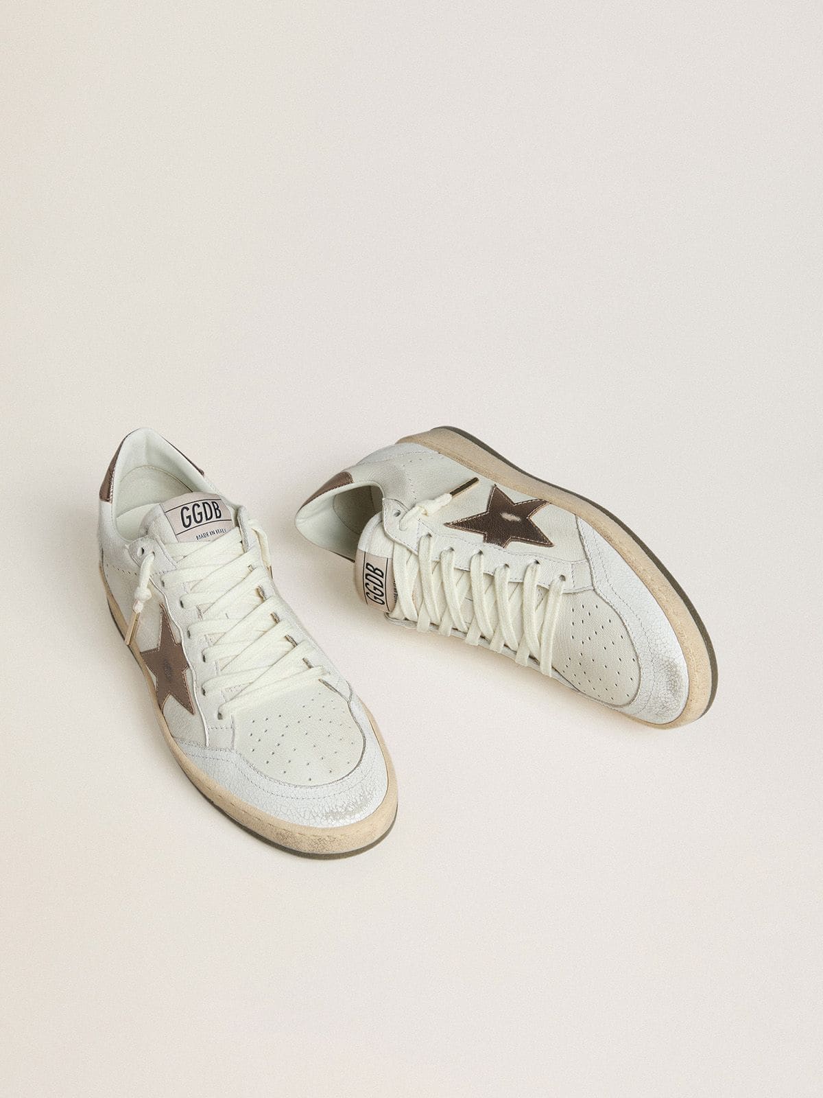 Golden Goose Ball Star Wishes Donna in Pelle Bianca con Stella in Pelle Laminata Bronzo