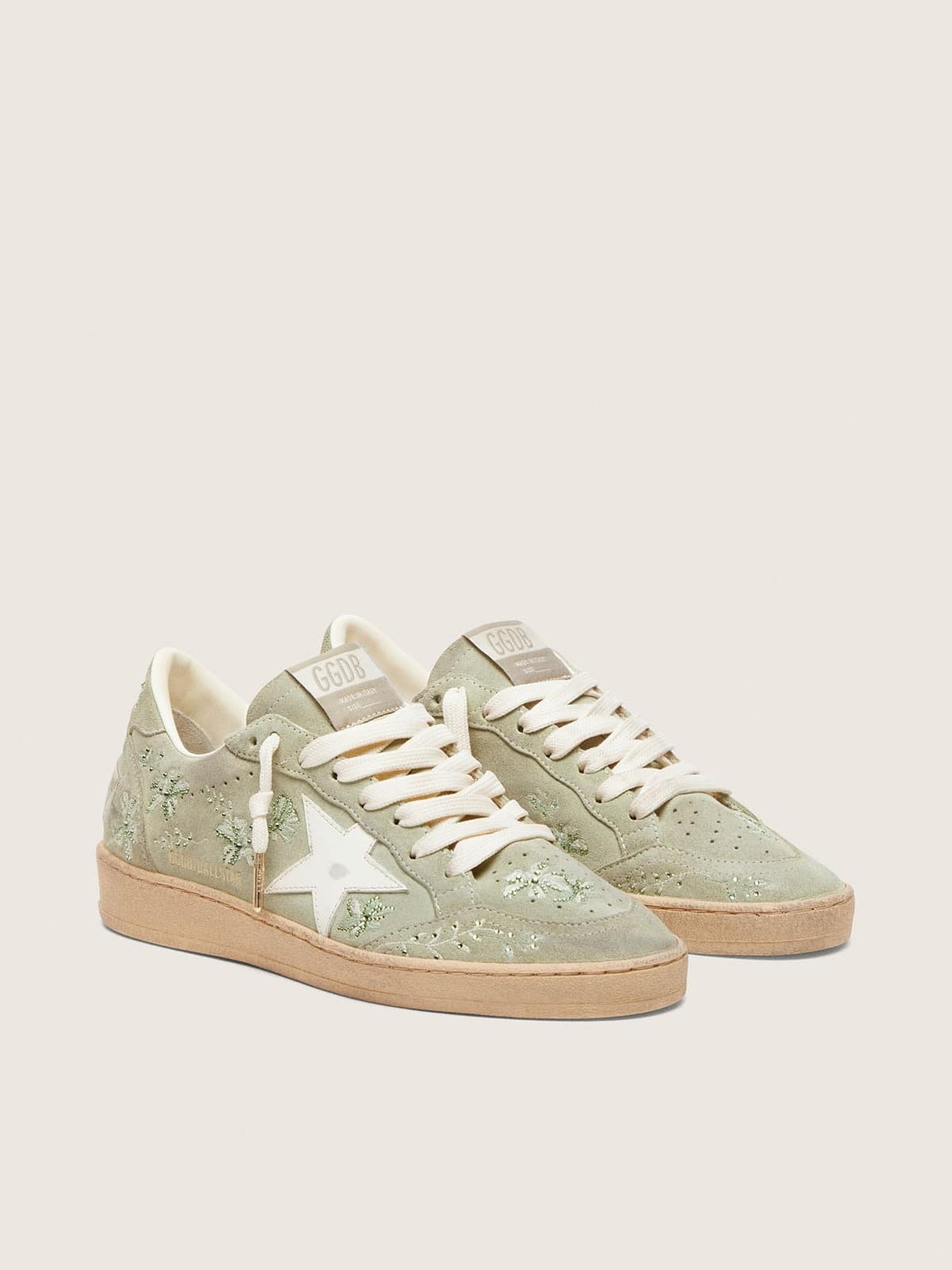 Golden Goose Ball Star Donna in Suede Verde Salvia con Stella in Pelle Bianca e Ricamo Floreale con Swarovski Ton Sur Ton