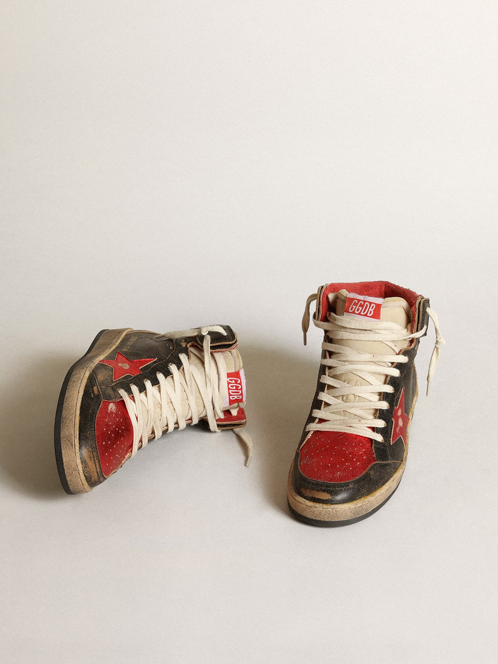 Golden Goose Sky Star Donna in Pelle Lucida Nera con Stella Rossa