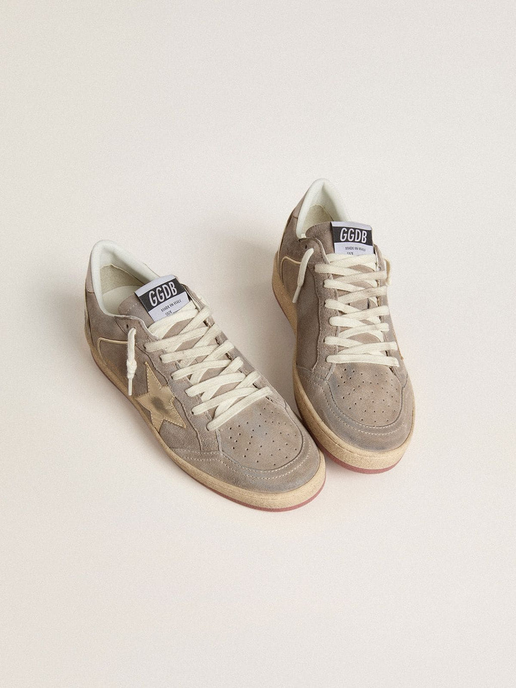 Golden Goose Ball Star Donna in Suede Beige con Stella in Pelle Laminata Oro e Scritta in Perle