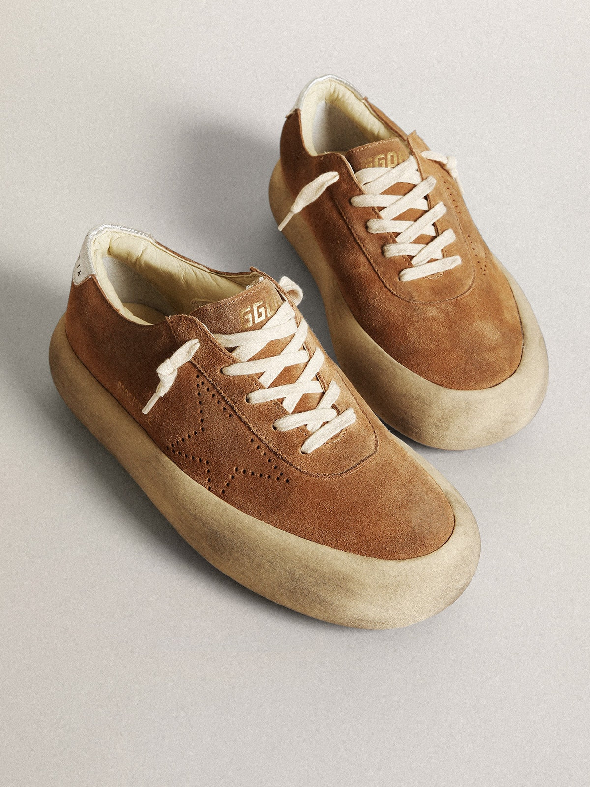 Golden Goose Space Star Donna in Suede Tabacco con Stella Traforata
