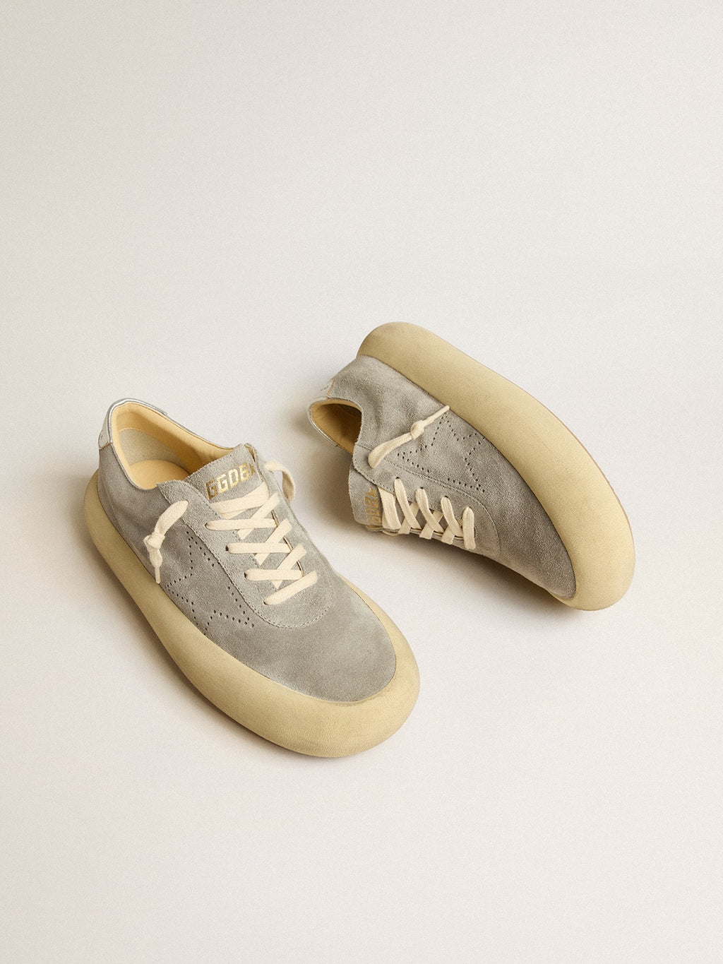 Golden Goose Scarpe Space Star Donna in Suede Ghiaccio con Stella Traforata