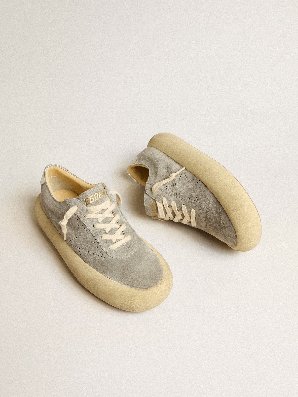 Golden Goose Scarpe Space Star Donna in Suede Ghiaccio con Stella Traforata