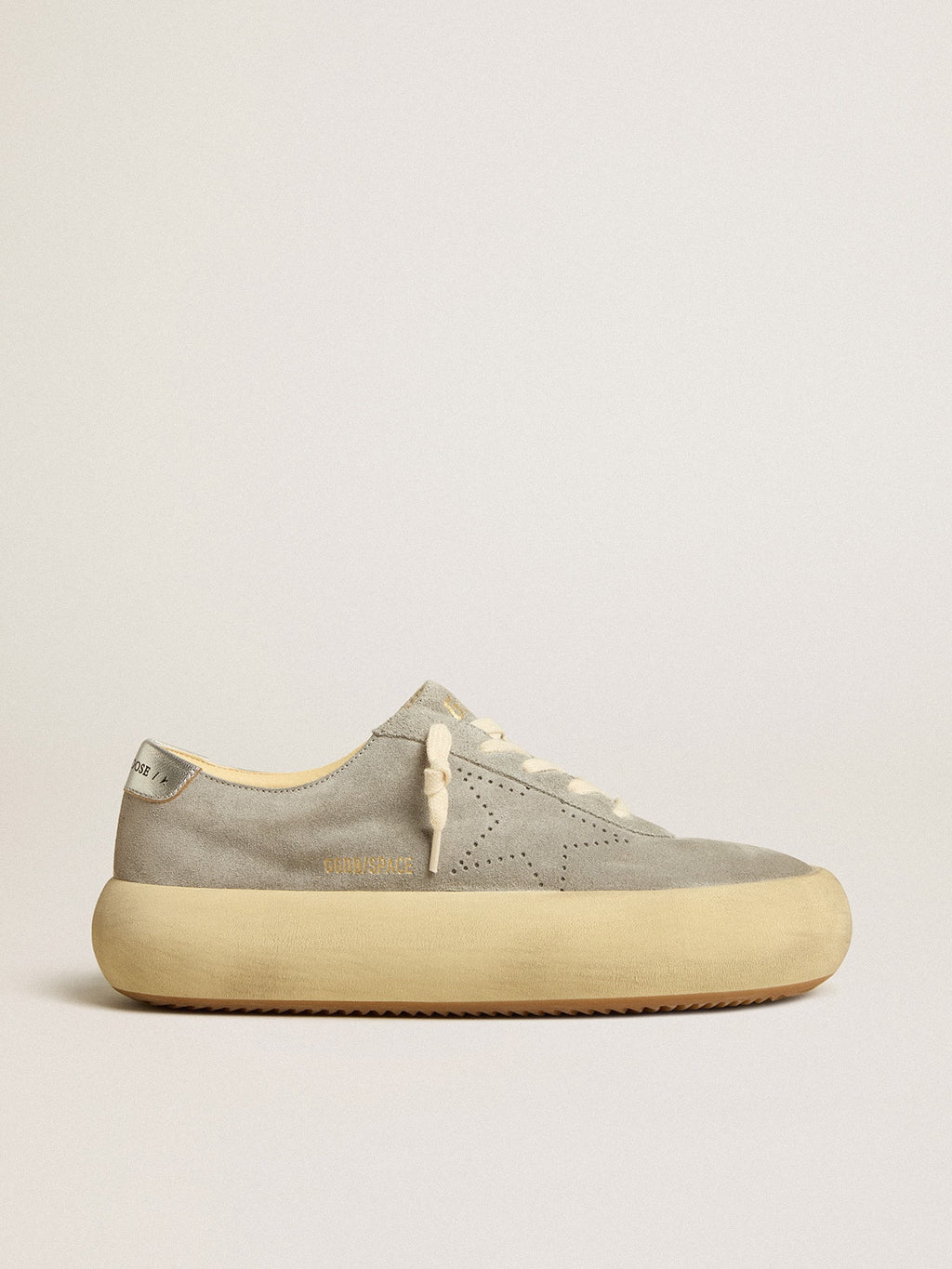 Golden Goose Scarpe Space Star Donna in Suede Ghiaccio con Stella Traforata