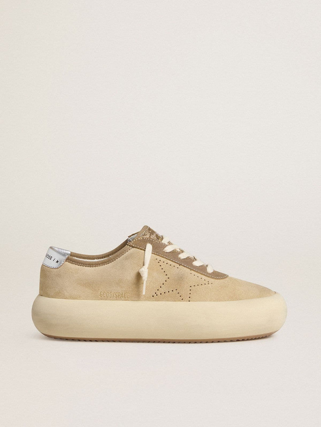 Golden Goose Space Star Donna in Suede Beige con Stella Tarforata e Talloncino Laminato Argento