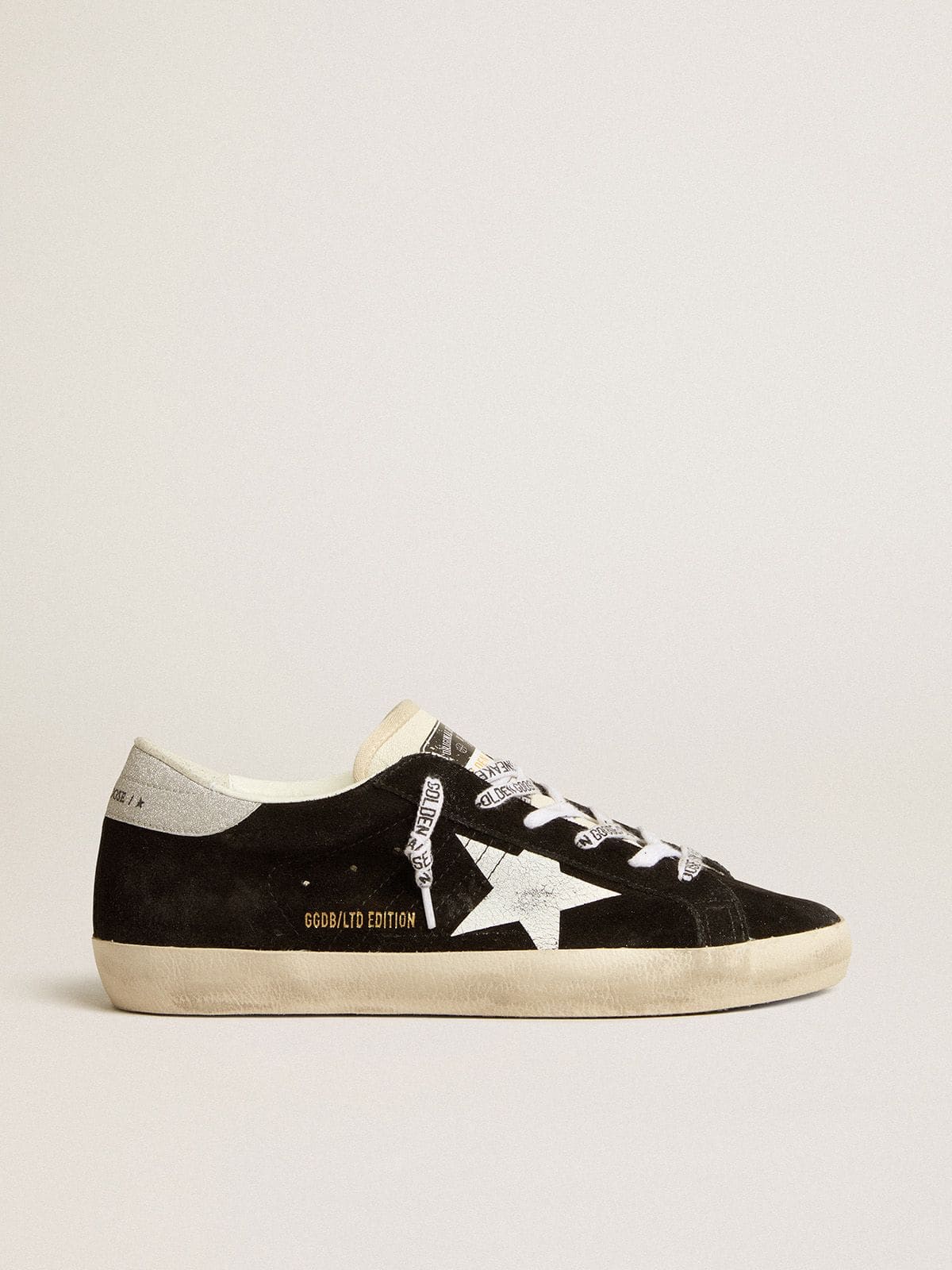 Golden Goose Super-Star Donna Ltd in Suede Nero con Stella Stampata Bianca e Talloncino in Glitter Argento