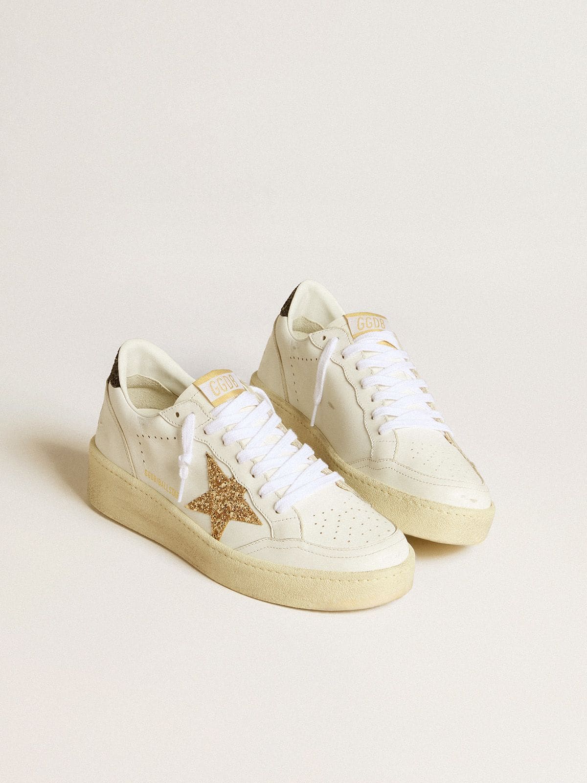 Golden Goose Ball Star Donna in Pelle Bianca con Stella Glitter Oro e Talloncino Glitter Nero