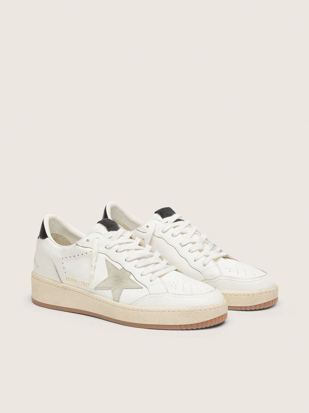 Golden Goose Ball Star Donna con Stella in Suede Ghiaccio e Talloncino in Pelle Lucida Nera