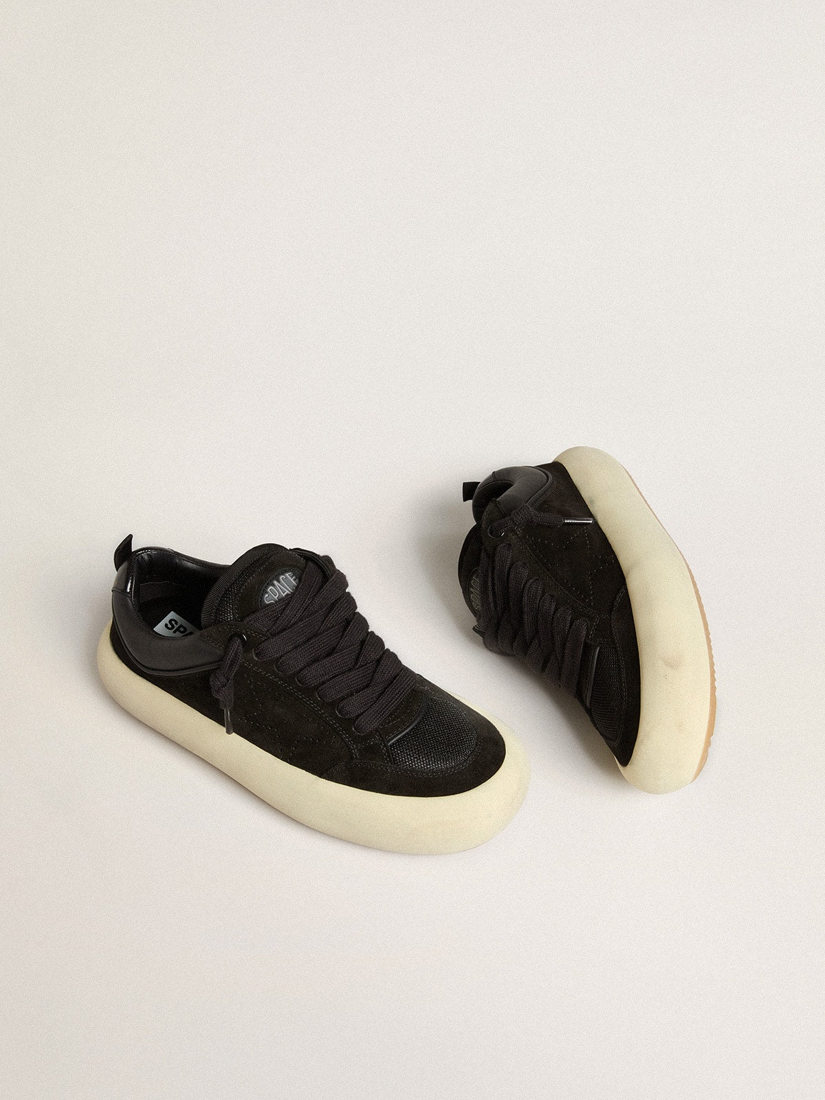 Golden Goose Space Star Cube Donna in Suede Nero con Stella Traforata