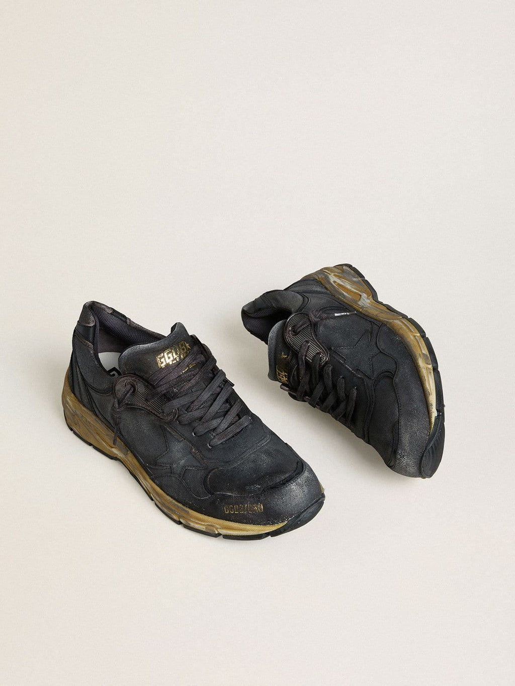 Golden Goose Dad Star Donna in Pelle Crackl  e Naplak Neri con Stella e Talloncino Neri
