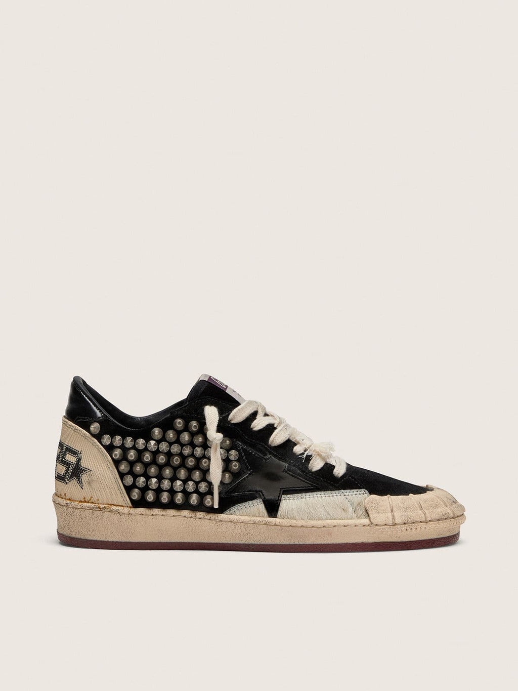 Golden Goose Ball Star Donna Lab in Suede Nero con Borchie e Stella in Pelle Lucida Nera