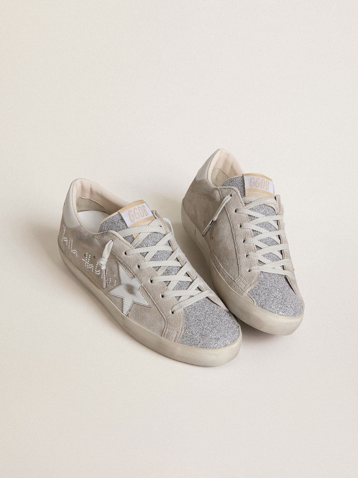 Golden Goose Super-Star Donna Ltd in Suede Grigio con Stella in Pelle Laminata e Linguetta in Cristalli Swarovski