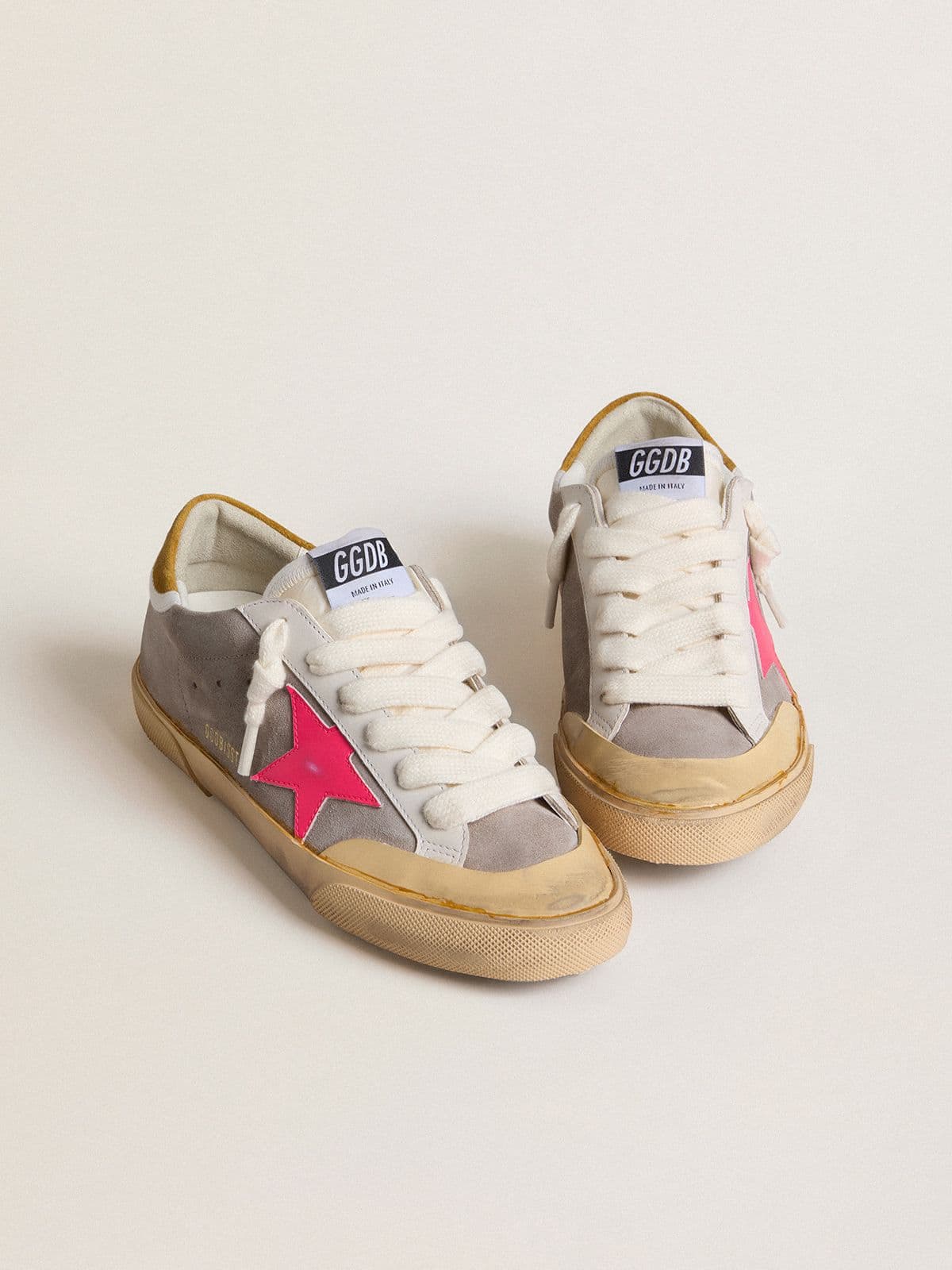 Golden Goose Super-Star Donna in Suede Tortora con Stella in Pelle Fucsia e Talloncino in Suede Ocra