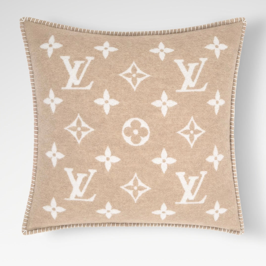 PILLOW CHECKMATE MONOGRAM – Accessorio premium elegante